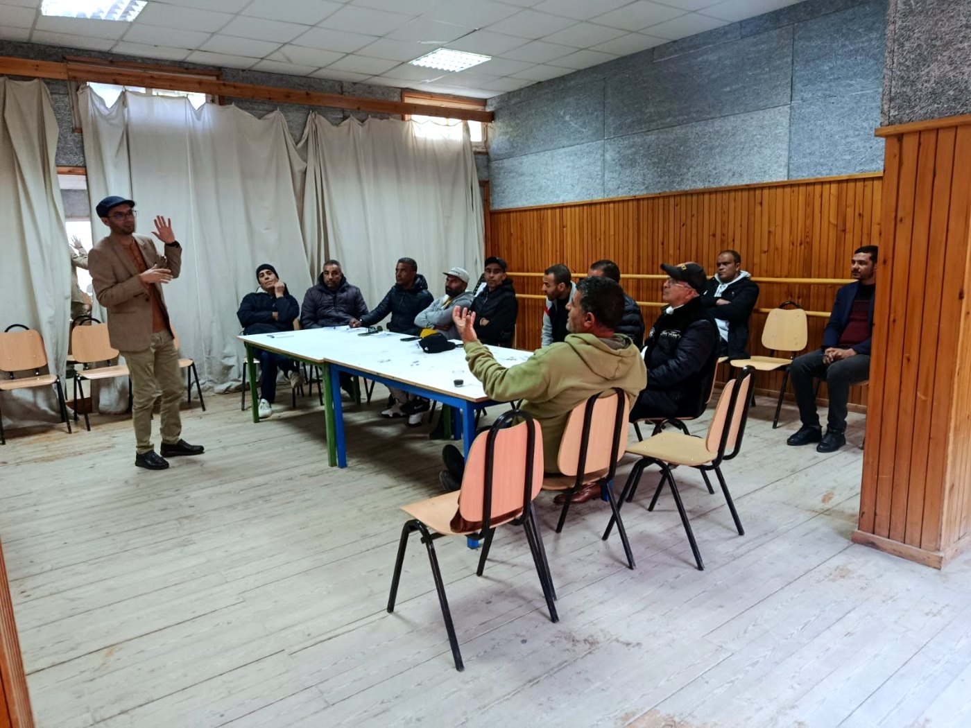 Formateur et apprenants en salle